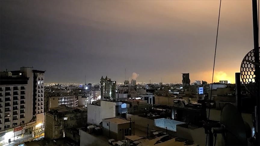 izraeli-nis-nje-vale-“ne-shkalle-te-gjere”-sulmesh-ajrore-ndaj-kryeqytetit-iranian