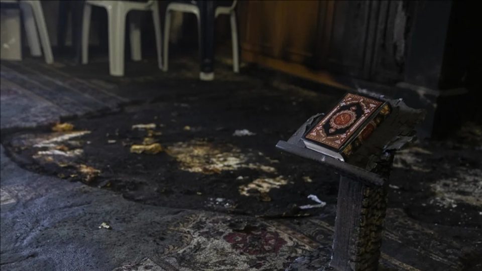 kolonet-e-paligjshem-izraelite-djegin-hyrjen-e-nje-xhamie-ne-bregun-perendimor