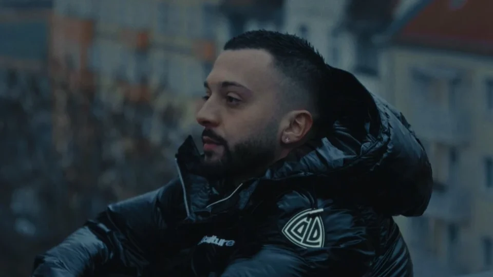 kosove/-dyshohet-per-tri-vepra-penale,-kengetari-i-njohur-del-sot-para-gjykates