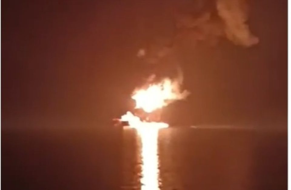 anija-cisterne-digjet-pas-sulmit-iranian-ne-ngushticen-e-hormuzit!-shba-dergojne-eskorte-ushtarake