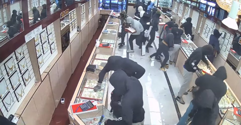 video/-vjedhja-spektakolare-e-nje-argjendarie,-rreth-20-hajdute-grabisin-bizhuteri-me-vlere-mbi-1.4-milione-euro-ne-pak-sekonda