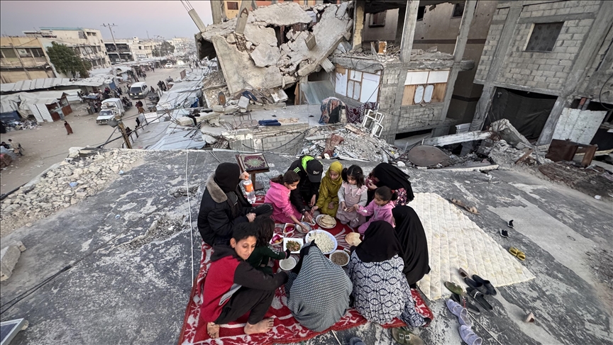 familja-palestineze-cel-iftarin-mes-rrenojave-te-shtepise-se-shkaterruar-nga-sulmet-izraelite-ne-gaza