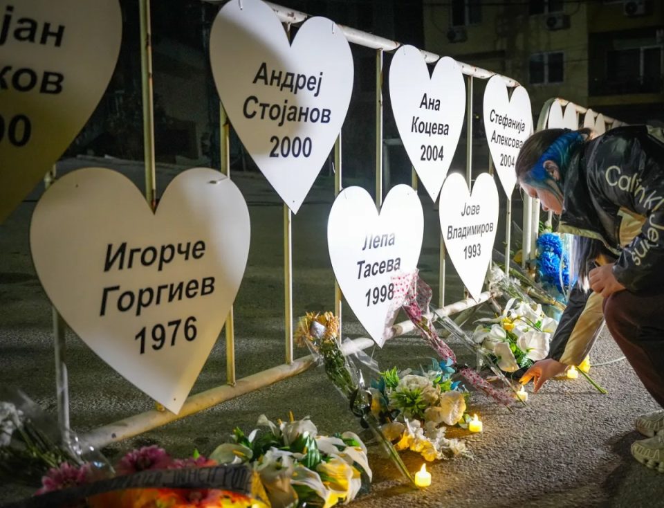 mbahet-ceremoni-perkujtimore-per-viktimat-e-tragjedise-se-klubit-te-nates-ne-kocan