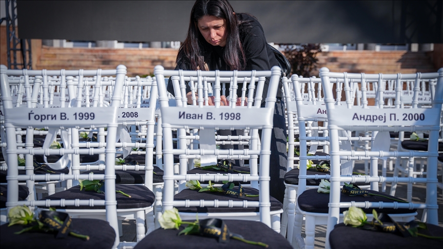 perkujtohen-viktimat-ne-pervjetorin-e-pare-te-tragjedise-ne-kocan,-me-63-karrige-te-bardha-te-vendosura-ne-qytet