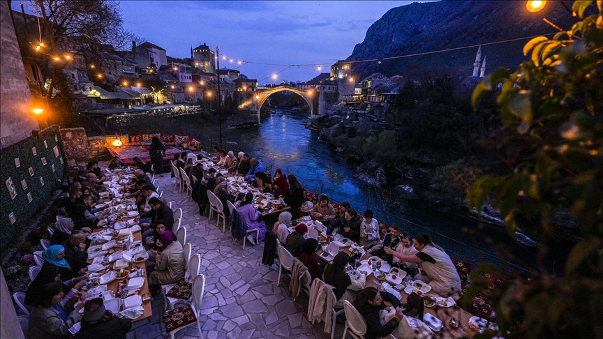 mostar,-iftar-tradicional-ne-ambient-te-hapur-ne-qendren-e-qytetit-te-vjeter-te-mostarit