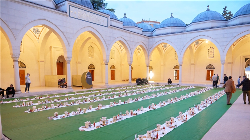 ne-xhamine-e-namazgjase-ne-tirane-organizohet-iftar,-shperndahen-vakte-iftari