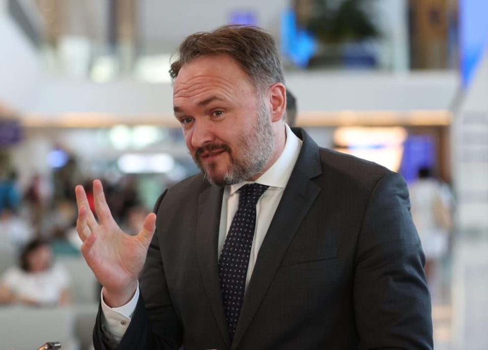 komisioni-evropian-paralajmeron-vendet-anetare:-pergatituni-per-ndalimin-e-plote-te-naftes-nga-rusia