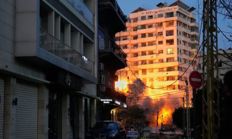 video/-momenti-kur-izraeli-rrafshon-me-bombardime-ndertesen-22-kateshe-ne-bejrut,-baza-ku-hezbollah-fshihte-parate!