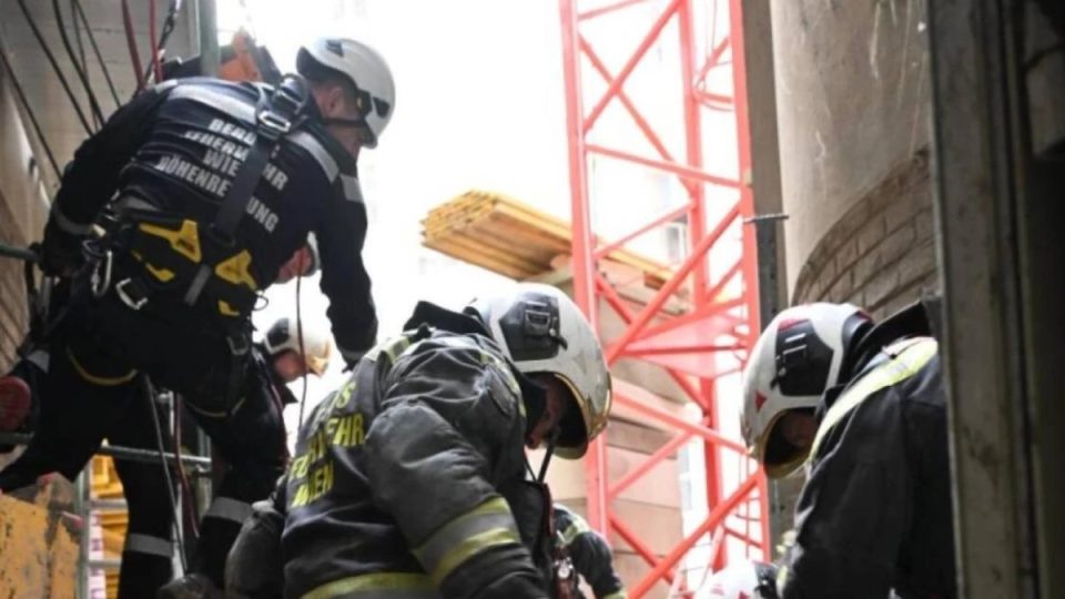 betoni-veshtiresoi-situaten,-zjarrfikesit-perdoren-pajisje-speciale-–-detaje-te-tjera-nga-tragjedia-ne-vjene-ku-vdiqen-tre-kosovare