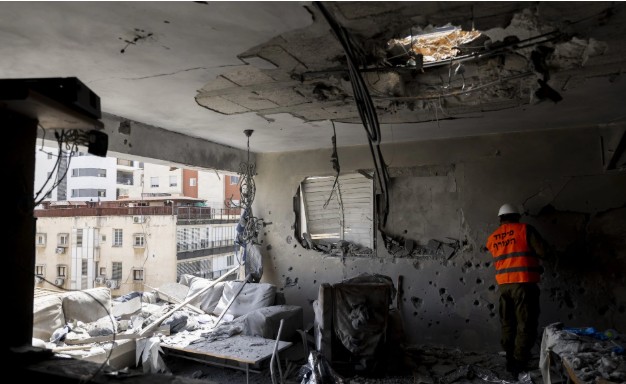 irani-vijon-sulmet-ne-emiratet-e-bashkuara-arabe,-godet-bazen-ushtarake-ku-strehoheshin-trupa-britanike,-amerikane-dhe-australiane