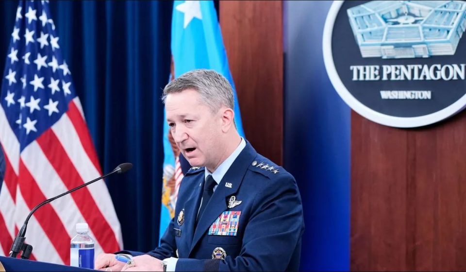 “po-i-ndjekim-dhe-po-i-asgjesojme”-deklarata-e-gjeneralit-amerikan-kein-per-sulmet-ndaj-iranit:-shba-po-depertojne-me-thelle-ne-hapesiren-ajrore