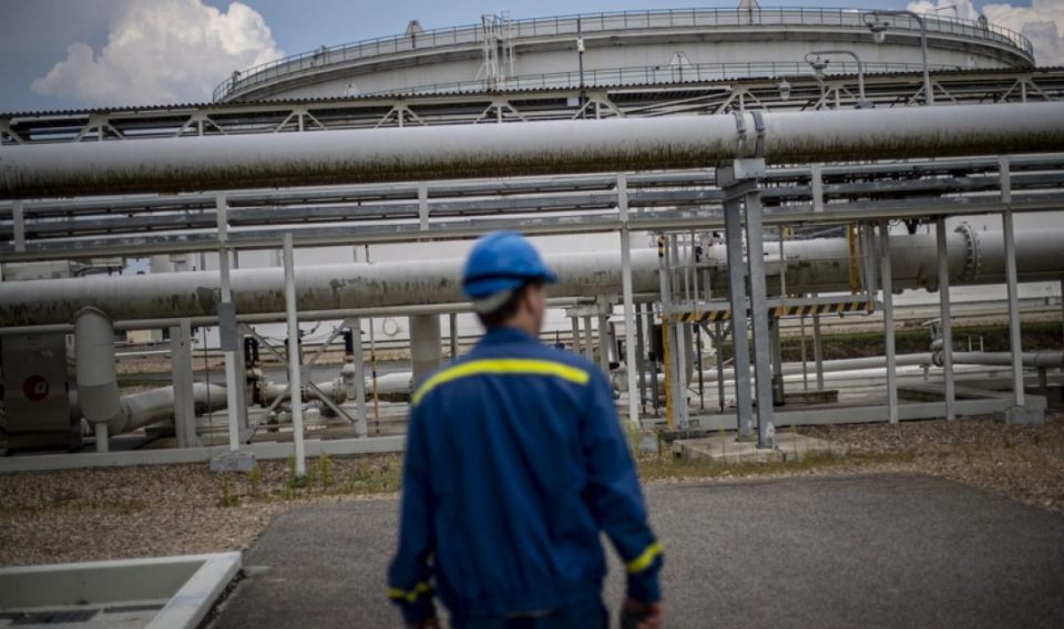 analistet-e-tregjeve:-nese-lufta-zgjat-deri-ne-fund-te-marsit,-cmimi-i-naftes-do-arrije-mbi-150-dollare-per-fuci!