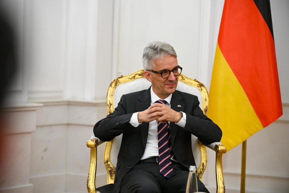 “duhen-institucione-stabel”/-ambasadori-gjerman-ne-kosove-mesazh-aktoreve-politike:-punoni-per-te-miren-e-vendit!-nderkombetaret…