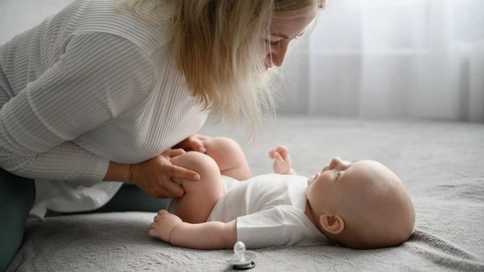 nga-ngritja-e-kokes-deri-te-hapat-e-pare:-cfare-duhet-te-bejne-prinderit-me-foshnjen-nga-muaji-ne-muaj