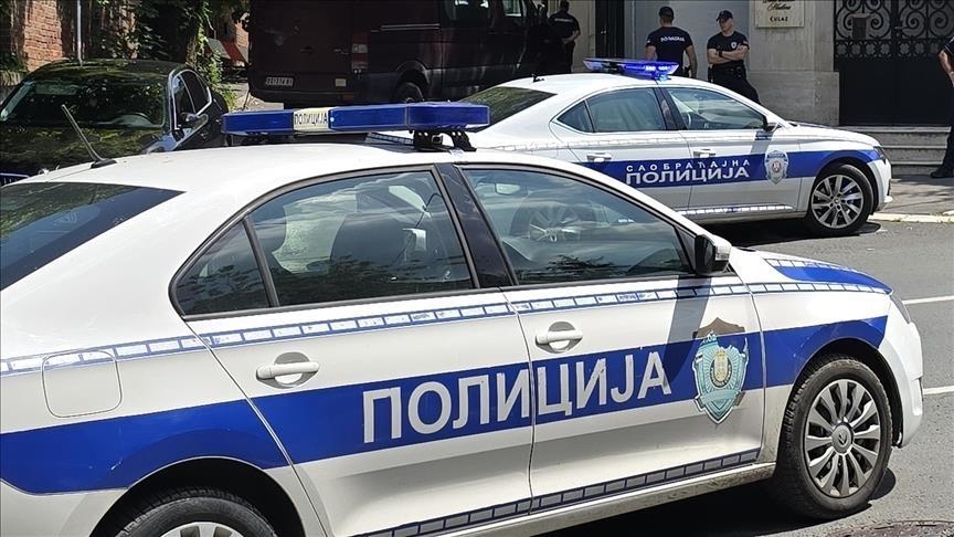 policia-serbe-arreston-kater-shtetas-te-shqiperise-nen-dyshimin-per-gjuhe-urrejtjeje-ne-rrjetet-sociale