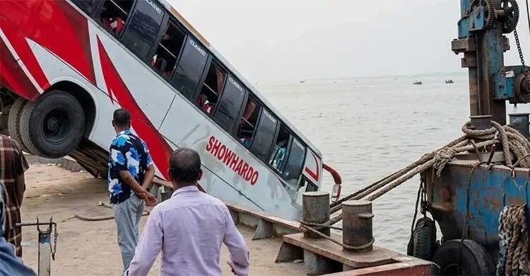 autobusi-me-40-persona-bie-ne-lumin-padma-ne-bangladesh,-dyshohet-per-shume-viktima