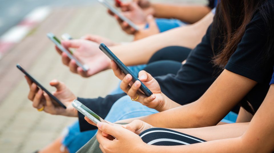 gjykata-ne-kaliforni-shpall-platformat-“meta”-dhe-“youtube”-pergjegjese-per-demtimin-e-shendetit-mendor-te-te-rinjve,-gjobiten-me-3-milione-dollare-demshperblim