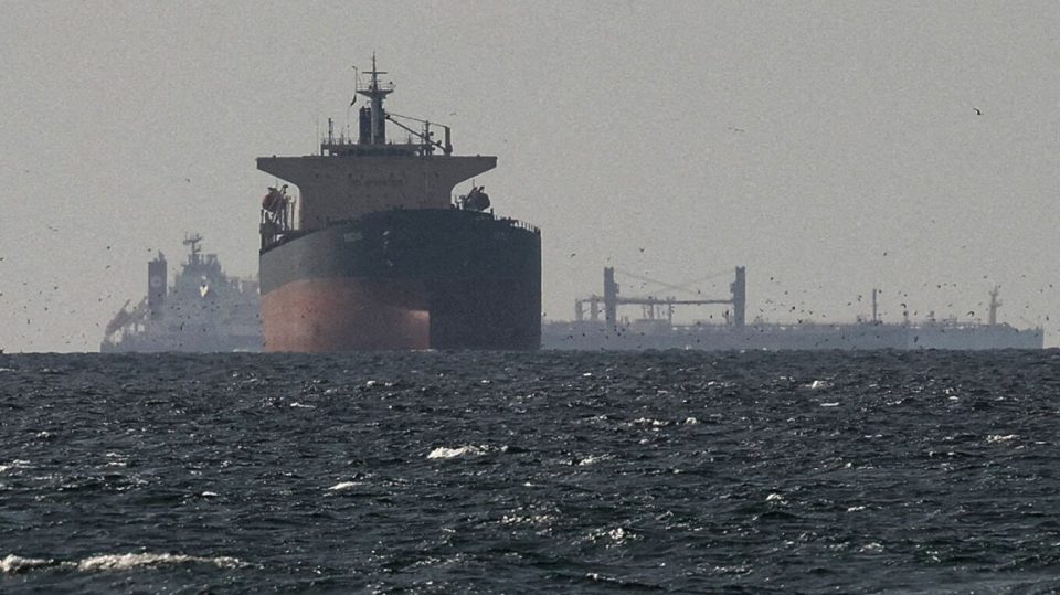 kriza-ne-ngushticen-e-hormuzit,-rreth-2,000-anije-dhe-20-mije-marinare-te-bllokuara!-rritet-rreziku-humanitar