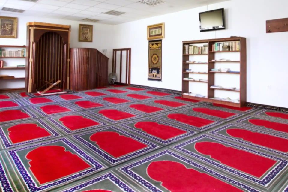 sllovakia-pa-xhami-zyrtare,-komuniteti-mysliman-funksionon-me-hapesira-te-vogla-lutjeje