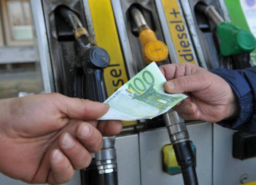 fryhen-cmimet-e-naftes-pasi-irani-refuzoi-bisedimet-e-drejtperdrejta-me-shba-ne
