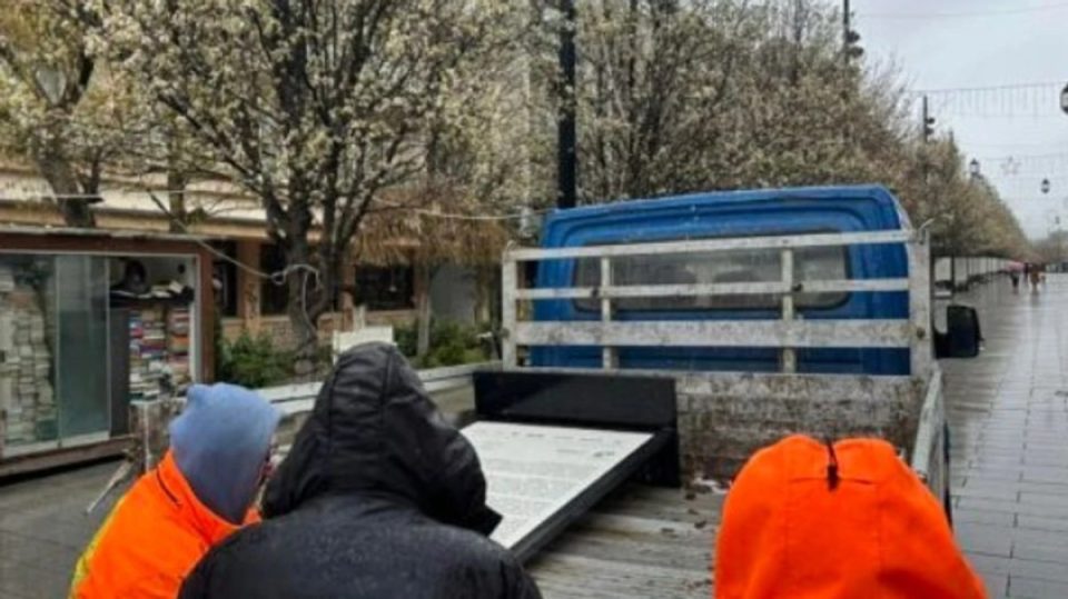 pas-reagimeve-te-shumta-per-te-dhena-te-pasakta,-hiqet-nga-sheshi-ekspozita-“masakrat-ne-kosove-1998-1999”