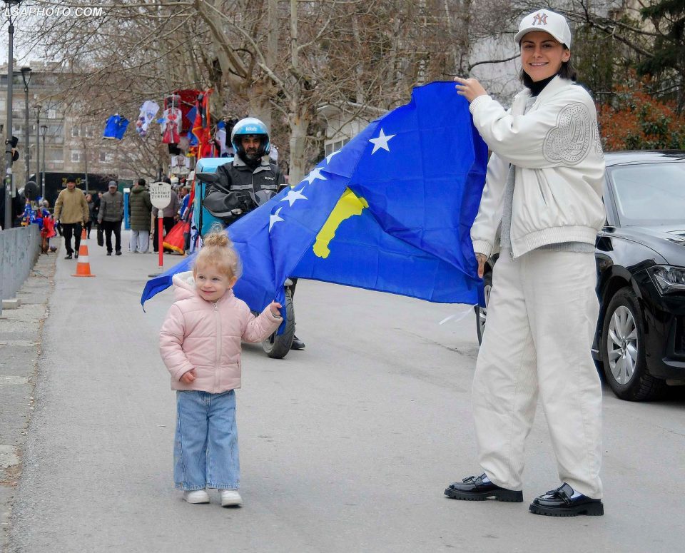 fotolajm/-prishtina-“zemra”-e-shqiptarise,-tifozet-ne-kosove-e-“djegin”-para-ndeshjes-me-turqine