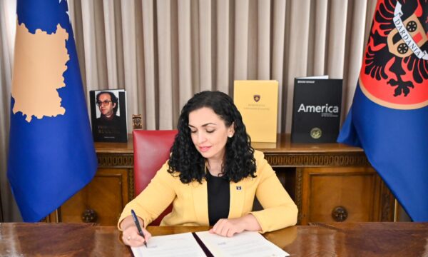 kosove,-vjosa-osmani-perfundon-mandatin-e-presidentes,-i-dorezon-sot-detyren-kryeparlamentares-haxhiu
