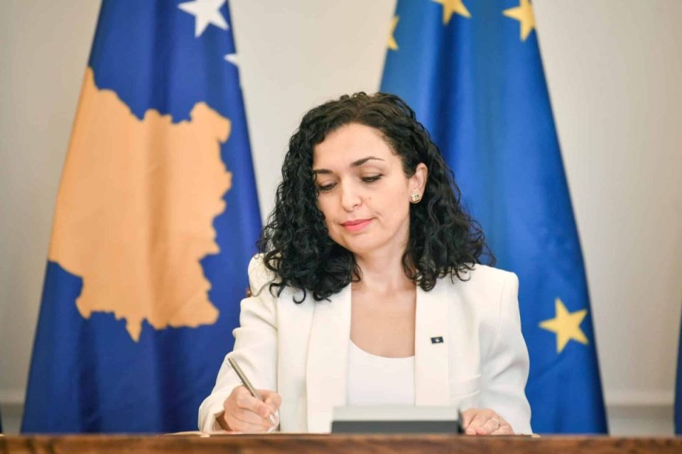 vjosa-osmani-ia-kalon-sot-zyrtarisht-detyren-albulena-haxhiut