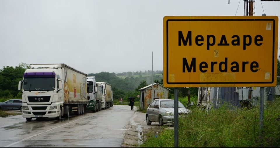 pako-me-cigare-elektronike-me-vlere-rreth-10-mije-e-gjenden-te-fshehura-ne-nje-autobus-ne-piken-kufitare-te-merdares-dhe-sekuestrohen