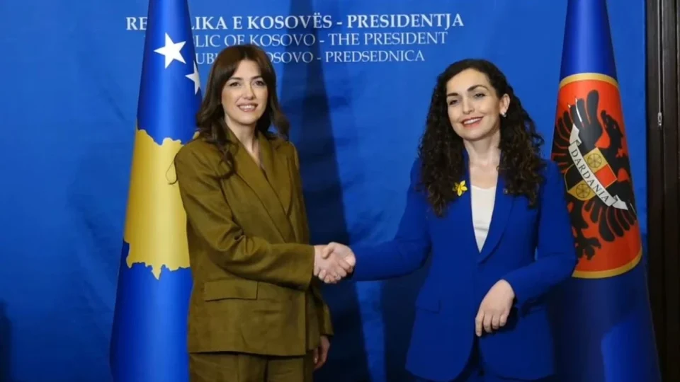 i-perfundoi-mandati,-vjosa-osmani-i-dorezon-albulena-haxhiut-detyren-e-presidentes