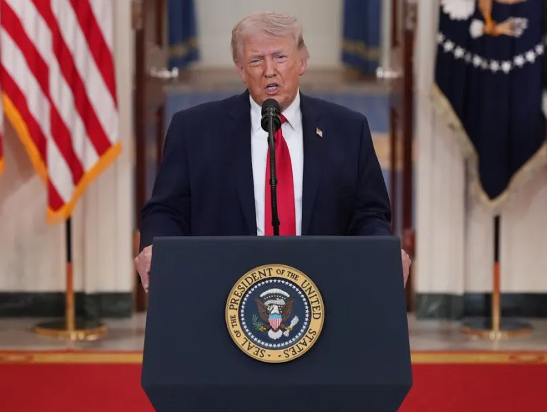 trump-i-jep-ultimatum-te-ri-iranit:-beni-marreveshje,-hapni-ngushticen-ose-per-48-ore-“do-shpertheje-ferri”