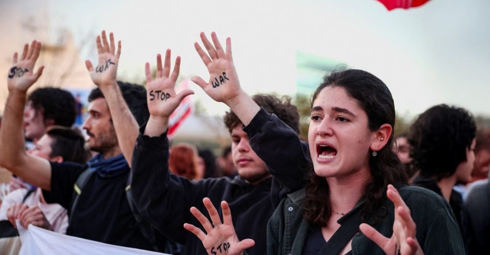 mijera-protestues-kunder-luftes-ne-tel-aviv:-netanyahu-eshte-kercenimi-me-i-madh-per-izraelin