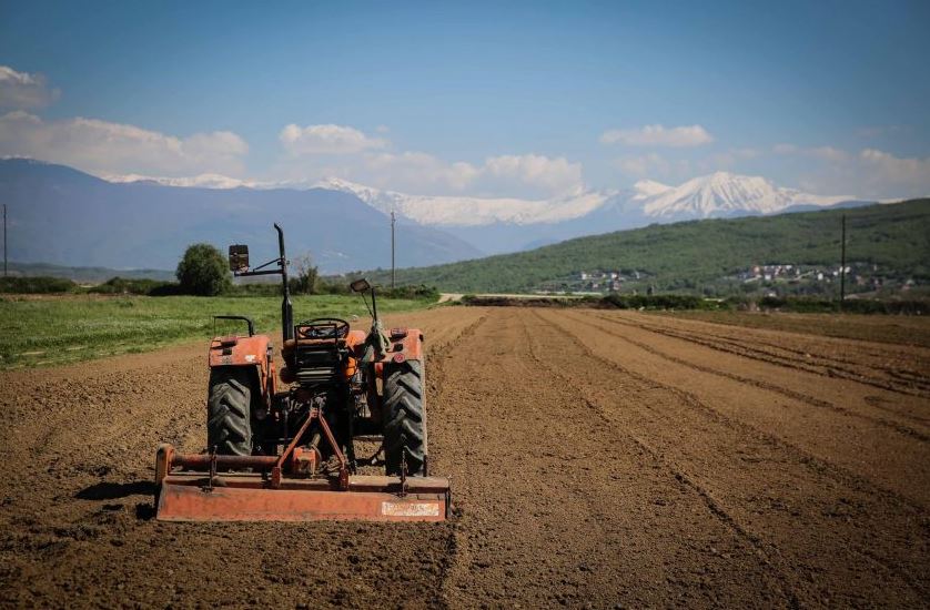 kryetari-i-sindikates-se-bujqeve:-cmimet-e-derivateve-rrezikojne-te-lene-toka-djerre