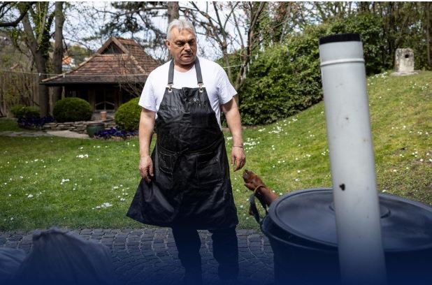 video-viktor-orban-sic-nuk-e-keni-pare-ndonjehere,-kryeministri-hungarez-shfaqet-si-kuzhinier,-gatuan-per-pashken