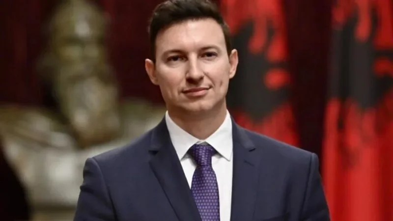 “nje-burre-shteti-mendon-per-brezin-e-ardhshem,”-ambasadori-i-shqiperise-ne-shkup,-mesazh-te-koduar-para-protestes-per-gjuhen-shqipe