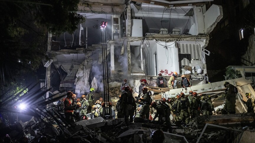 nxirren-2-trupa-te-pajete-nga-rrenojat-e-nje-ndertese-ne-haifa-te-izraelit-pas-sulmeve-nga-irani