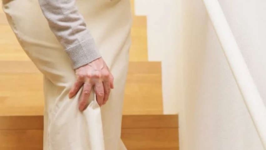 dhimbje-ne-gju-gjate-ngjitjes-se-shkalleve:-kur-eshte-alarm-dhe-cfare-e-shkakton