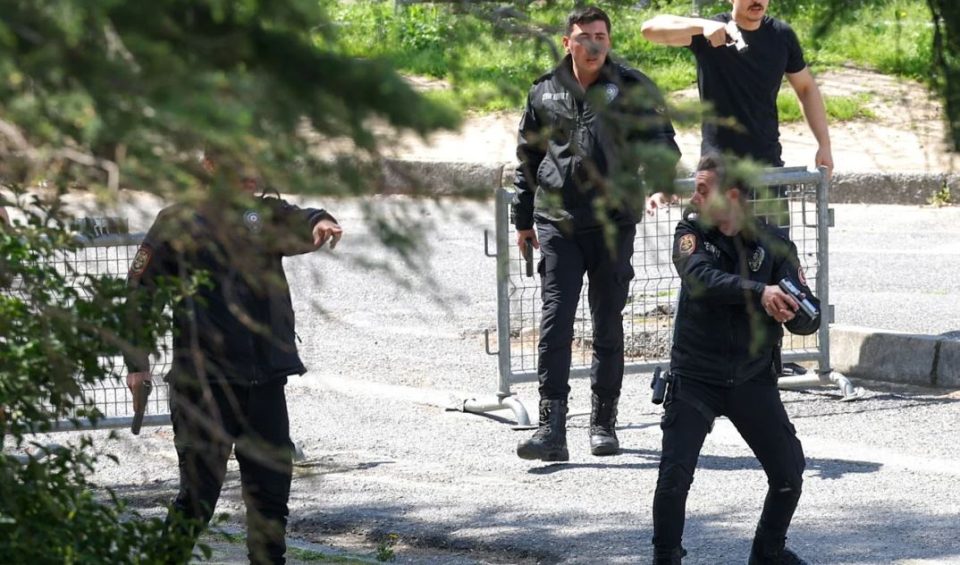 sulmi-terrorist-ne-konsullaten-izraelite-ne-stamboll,-reagon-ministria-e-brendshme-turke:-nje-nga-autoret-mbeti-i-vrare!-publikohen-pamjet-e-shkembimit-te-zjarrit
