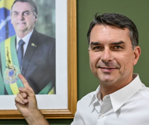 rikthimi-i-familjes-bolsonaro-ne-skenen-politike-braziliane,-djali-i-ish-presidentit-kandidat-i-mundshem