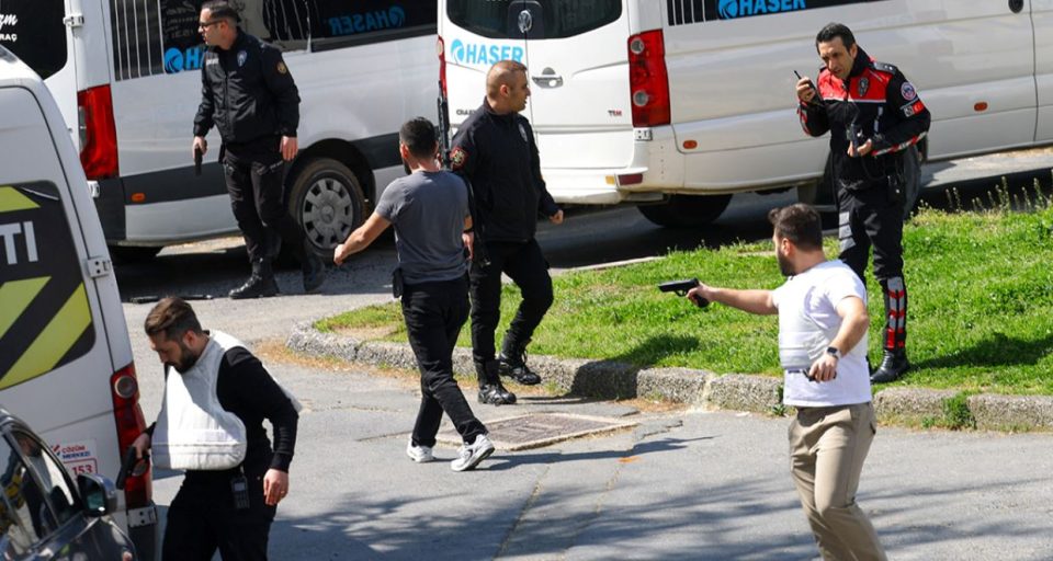 video/-sulm-i-armatosur-ne-konsullaten-izraelite-ne-stamboll,-dy-autore-te-vrare,-plagosen-edhe-police