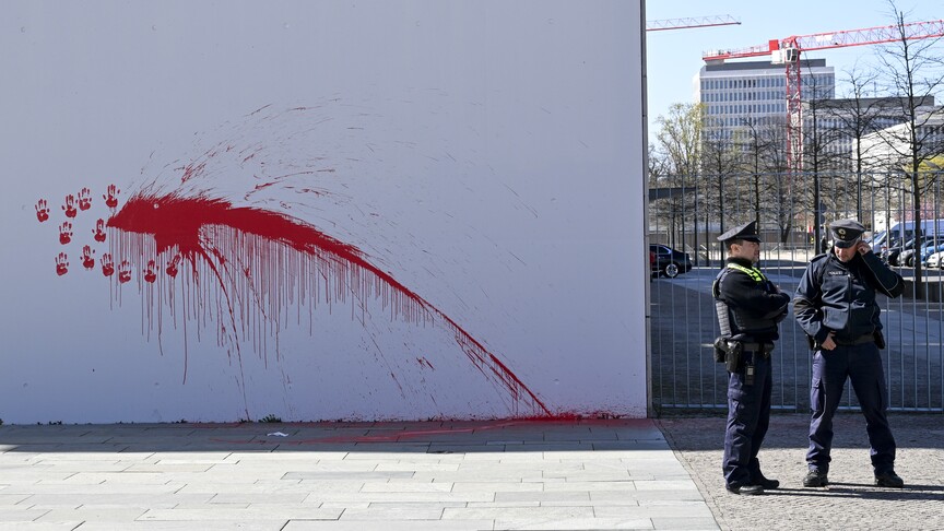 aktivisti-hedh-boje-te-kuqe-ne-kancelarine-e-gjermanise,-denoncon-mbeshtetjen-ndaj-luftes-me-iranin