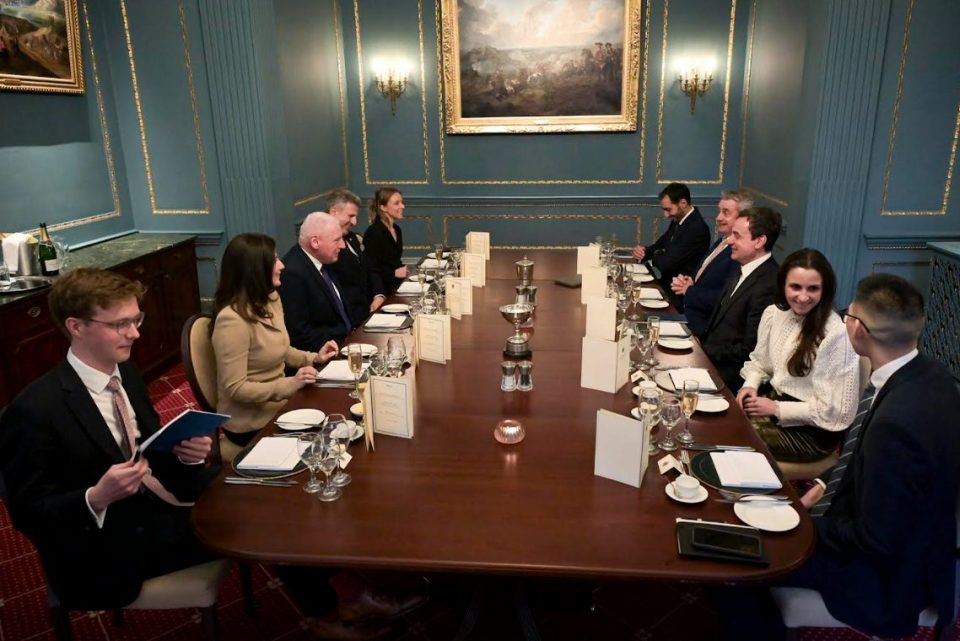 kryeministri-kurti-u-prit-ne-darke-nga-ministri-i-shtetit-per-mbrojtje,-lord-coaker