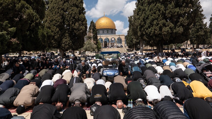 xhamia-al-aksa-rihapet-per-besimtaret-per-namazin-e-pare-te-xhumase-pas-nje-mbylljeje-disa-javore