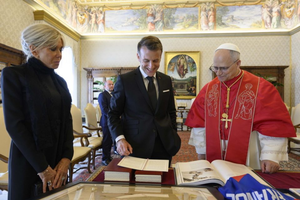 emmanuel-dhe-brigitte-macron-takojne-papa-leonin-xiv-ne-vatikan,-zbulohen-dhuratat-simbolike-per-atin-e-shenjte