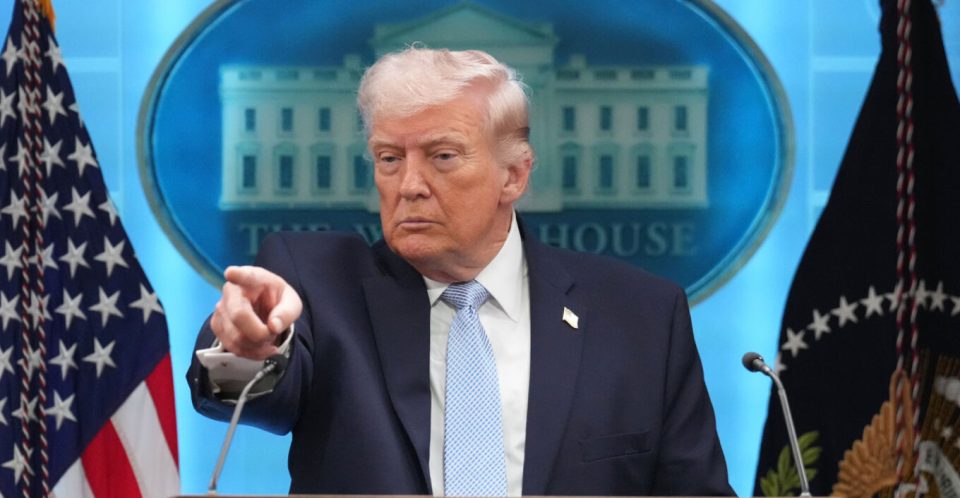 “nuk-mund-te-isha-me-shume-krenar!”-trump-pergezon-astronautet-e-artemis-ii:-udhetim-spektakolar,-hapi-i-radhes-eshte-marsi