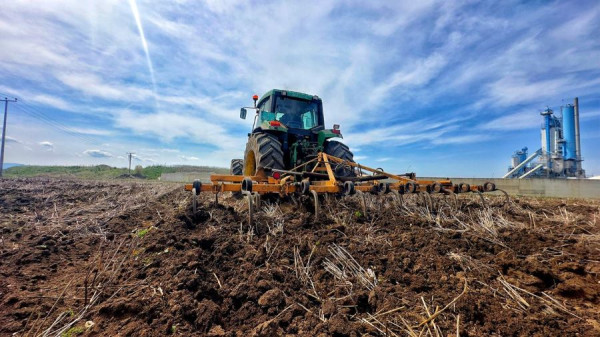 ​rritja-e-cmimit-te-naftes-godet-fermeret,-kerkojne-mbeshtetje