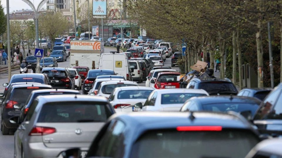 trafiku-i-renduar-ne-prishtine,-zgjidhja-shihet-te-transporti-publik