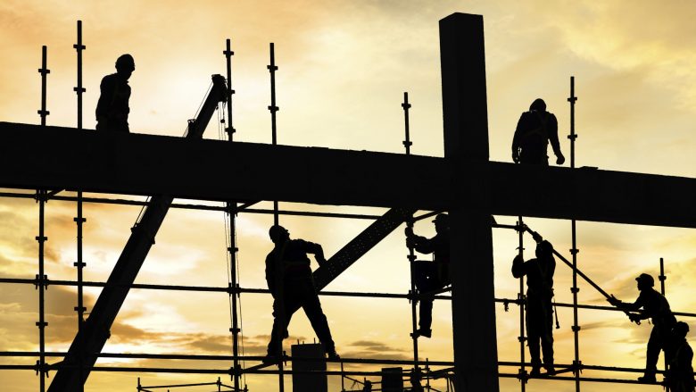 vdes-nje-person-ne-ferizaj,-bie-nga-kati-i-gjashte-i-nje-objekti-ndertimi