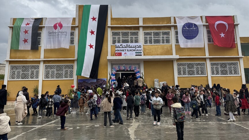 rifillon-mesimi-ne-shkollen-e-demtuar-nga-lufta-ne-idlib-te-sirise-dhe-rindertuar-me-mbeshtetjen-e-turqise