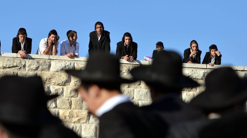 mbi-200-kolone-te-udhehequr-nga-nje-rabin-bastisin-xhamine-al-aksa-nen-mbrojtjen-e-policise-izraelite